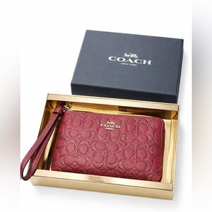 NWT Coach Leather Burgundy Glitter Wristlet. F80214 silver hardware, zipper. Box